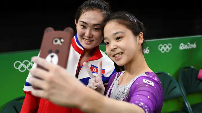 Gymnastky Jižní a Severní Koreje si během olympijských her v Riu pořídily společnou fotografii