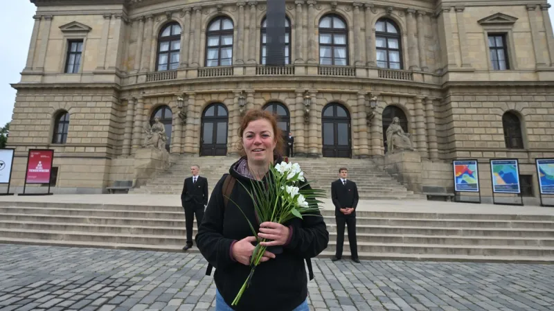Jako jedna z prvních z řad veřejnosti dorazila více než dvě hodiny před začátkem veřejného rozloučení k Rudolfinu Romana Blaschke