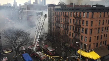 Hasiči likvidují požár po výbuchu v newyorském domě