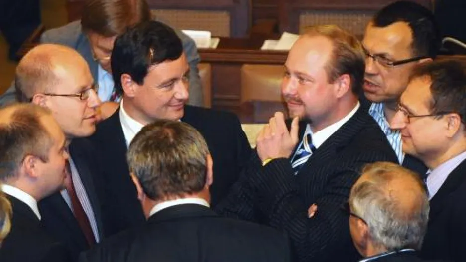 Poslanci ČSSD na schůzi sněmovny, na které se projednávají vládní návrhy úspor.