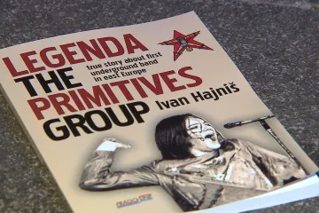 Holka ve vitríně a házení ryb. „Primitivové“ popisují průkopnické začátky
