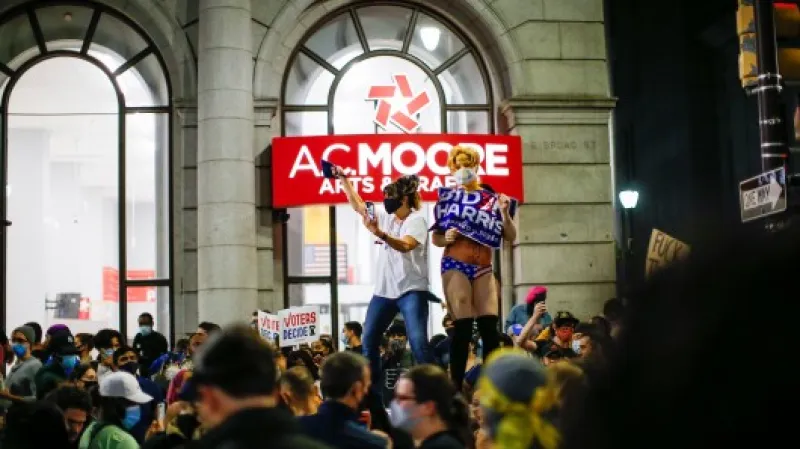 Noční oslavy Bidenova vítězství ve Filadelfii,  Autor: Eduardo Munoz,  Zdroj: Reuters