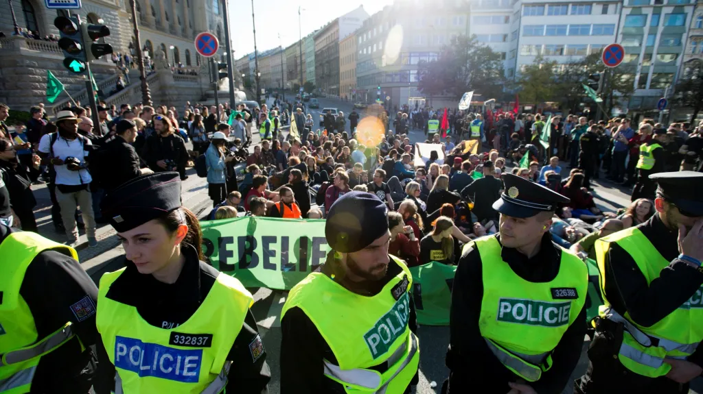 Protest aktivistů z hnutí Extinction Rebellion na pražské magistrále