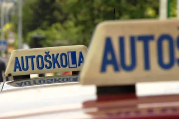 Policie vyšetřuje pět obviněných v kauze autoškol na svobodě