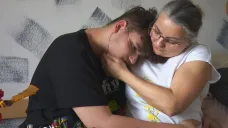 Matka pečuje o nemocného syna