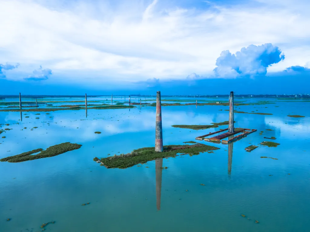 Cihláři z bangladéšského Savaru zachraňují během záplav nevypálené cihly, které by se ve vodě rychle rozpadly