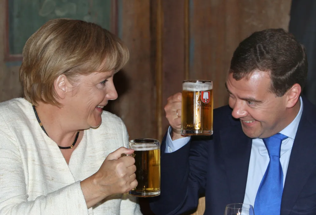 Mnoho fotografií ukazuje německou kancléřku se sklenicí piva. Merkelová pozitivní vztah k hořkému moku novinářům několikrát potvrdila. Na snímku si připíjí v Mnichově v roce 2009 s tehdejším ruským prezidentem Dmitrijem Medveděvem