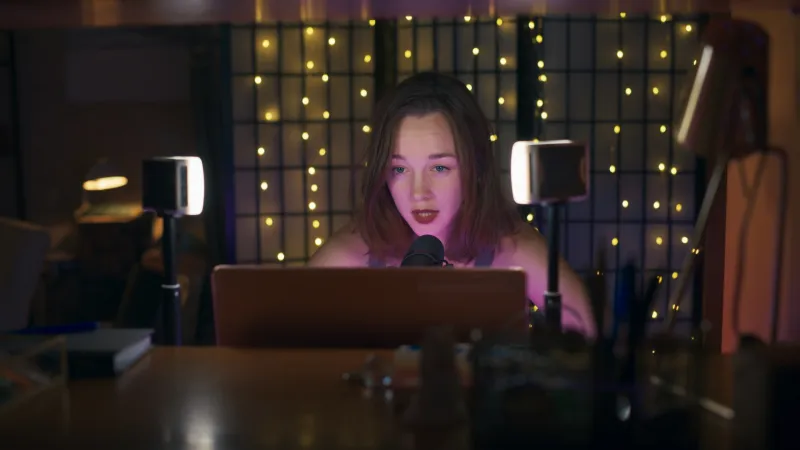 Martina Čurdová působila jako koordinátorka intimity i při natáčení minisérie Vlastně se nic nestalo o sexfluencingu (na fotce herečka Denisa Barešová)