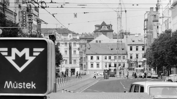 Otevření úseku metra I.A tramvaje na Václavském náměstí ještě přežily. Po dvou letech s otevřením úseku II.A pod Vinohradskou třídou ale zmizely