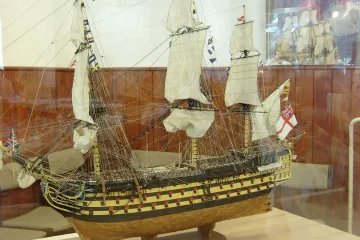 Modelářka staví plachetnici z 18. století i s posádkou