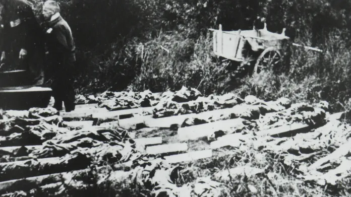 Exhumace obětí - foto z výstavy Teplicko mezi válkou a mírem