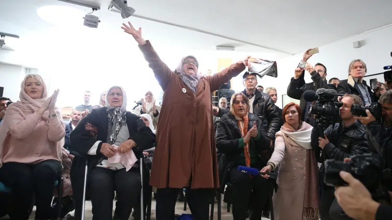 Ženy sledují vynesení rozsudku v památníku v Potočari blízko Srebrenice