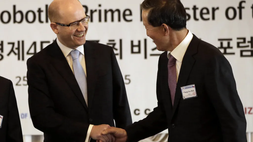 Premiér Bohuslav Sobotka a předseda Federace korejského průmyslu Huh Chang-soo