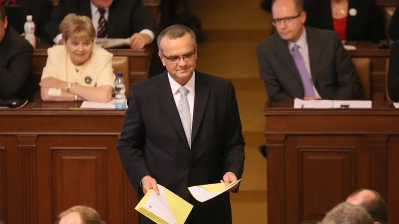 Poslanecká sněmovna má dnes hlasovat o vyhlášení nedůvěry vládě na popud opozičních stran kvůli kauze CASA a telefonátům ministra financí Miroslava Kalouska policii, čímž dle opozice ovlivňoval vyšetřování. K vyslovení nedůvěry potřebují 101 hlasů. Miroslav Kalousek rozdává svůj údajný důkaz opozici