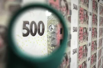 ČNB se snaží pomoct ekonomice. Sáhne po slabší koruně?