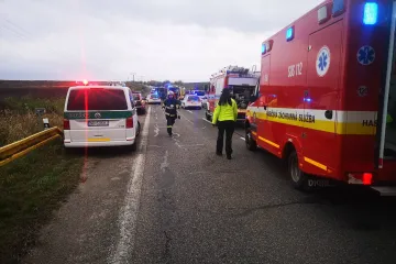 Kamion plný kamení se u Nitry srazil s autobusem, kterým cestovali středoškoláci. Zemřelo 12 lidí