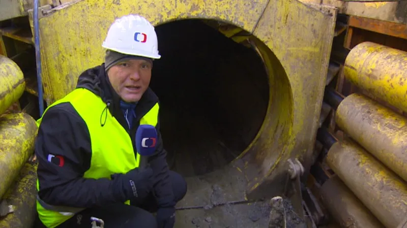 Na místo ražby je nutné dojít trubkou o průměru 1,2 metru
