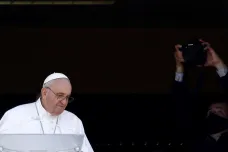 Papež se poprvé od operace objevil na veřejnosti, z balkonu nemocnice přednesl modlitbu
