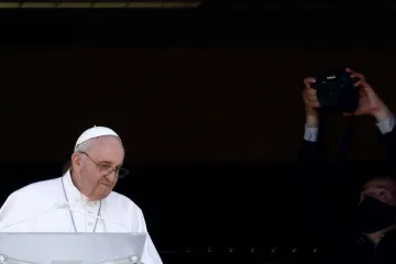 Papež se poprvé od operace objevil na veřejnosti, z balkonu nemocnice přednesl modlitbu