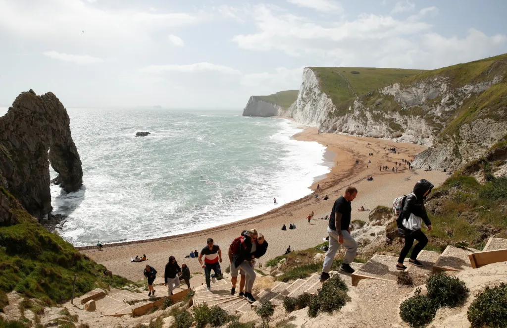 Pobřeží v jižní části Anglie Jurassic Coast navštěvuje v době koronavirových opatření více turistů