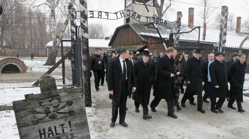 Christian Wulff (třetí zprava) v Osvětimi