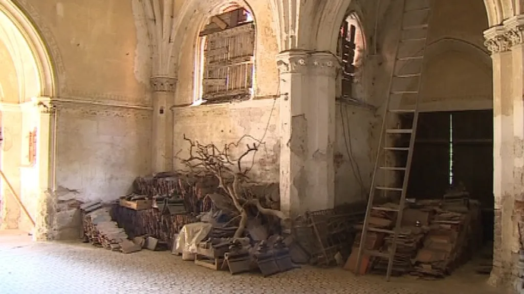 Kaple léta chátrala