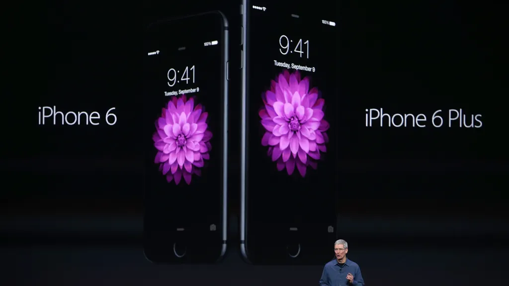 Tim Cook představuje iPhone 6