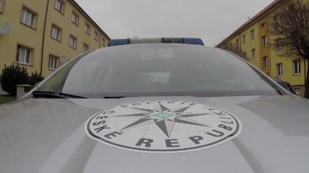 Policejní auto při zásahu v Pardubicích