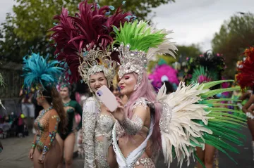 „Vždycky si najde cestu.“ Do ulic Notting Hillu se po covidu vrátil karneval