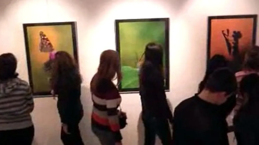 Návštěvníci výstavy fotografií