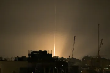 Izrael novu udeřil na Bejrút. Hizballáh podnikl odvetu na základnu