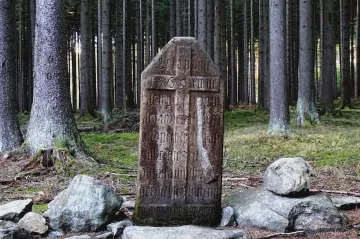 Z lesů na Žďársku zmizely dva vzácné smírčí kameny