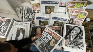 Média informují o smrti Michaela Jacksona