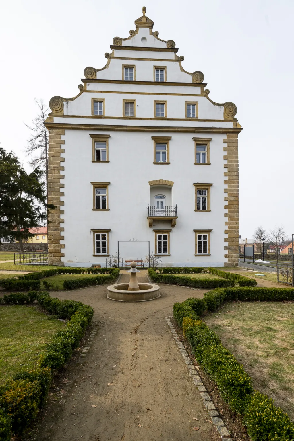 Kvůli tomu, že zámek patří městu, nemůže čerpat žádné vládní kompenzace