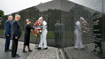 Cindy McCainová klade věnec k památníku veteránů z Vietnamu. Za ní stojí ministr obrany Jim Mattis a šéf Trumpovy administrativy John Kelly
