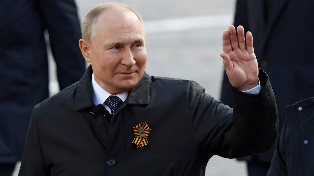 Vladimir Putin na vojenské přehlídce v Moskvě