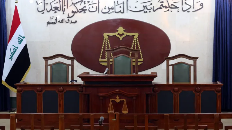 Soudní síň před začátkem procesu s radikály