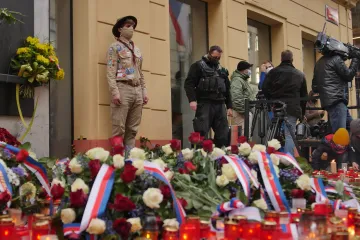Sametově a covidově. Lidé si v rouškách připomněli výročí 17. listopadu a zapálili svíčky za svobodu