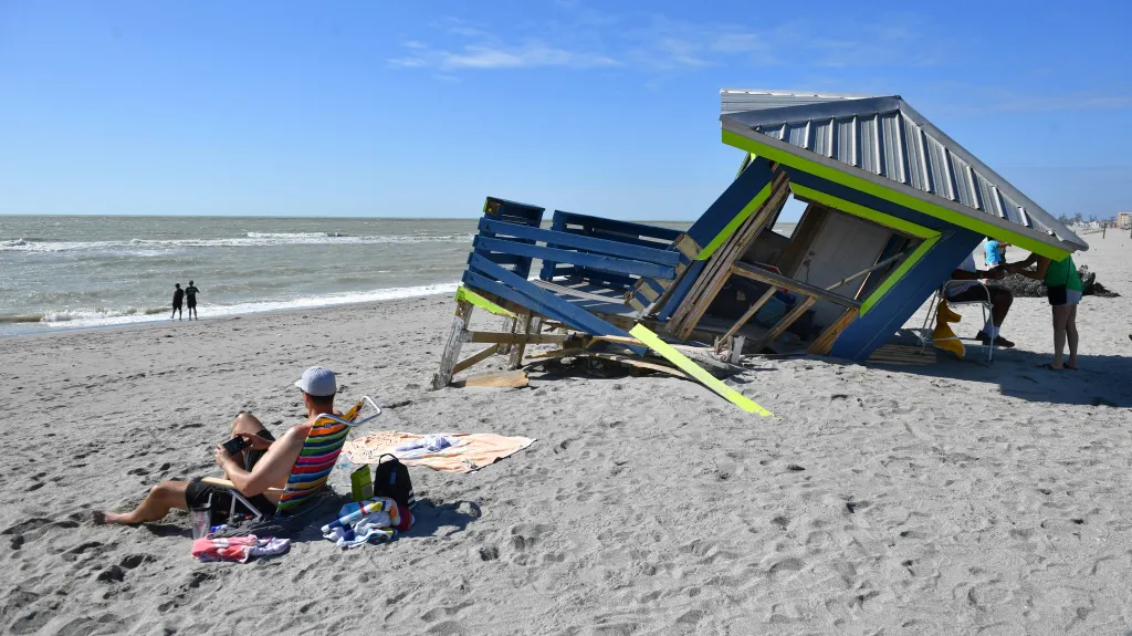 Budova plavčíka na Venice Beach na Floridě po hurikánu Milton