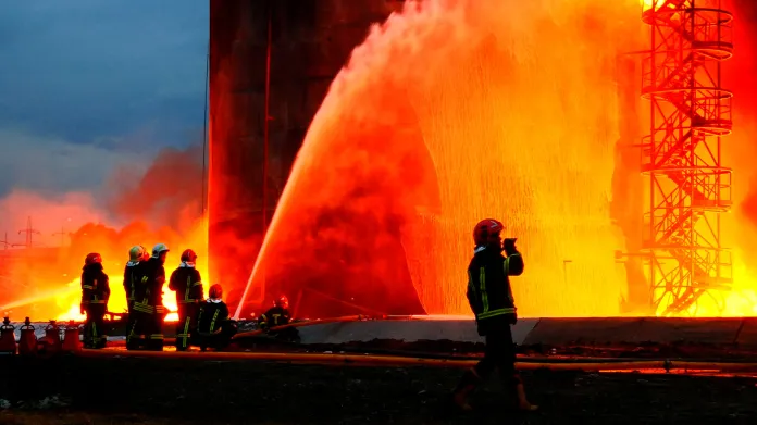 Zásah hasičů u skladu paliv ve Lvově