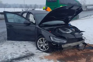 Sníh a ledovka komplikují dopravu