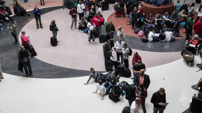 Lidé čekají na letišti v Atlantě