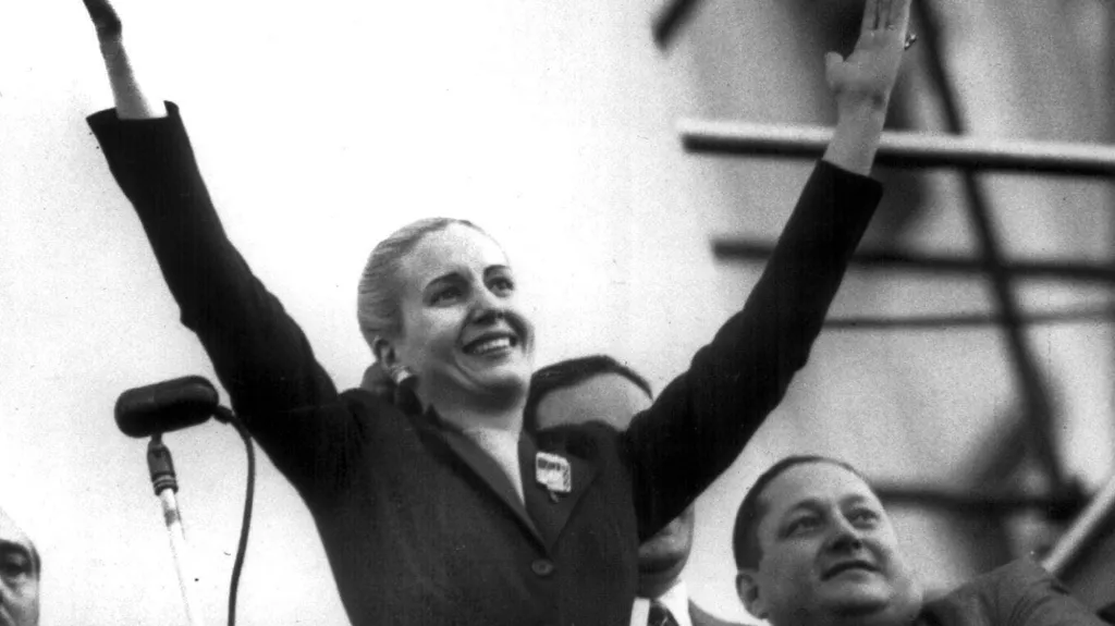 Eva Perónová zdraví své příznivce (říjen 1951)