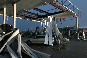 Střed USA zasáhla série silných tornád. Na ulicích leží trosky domů, silnice se proměnily v řeky