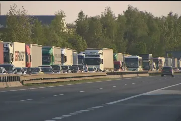 Po nehodě na D5 kolabovala doprava na západě Prahy. Zranění utrpělo pět lidí
