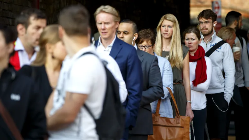 Dlouhé fronty na stanicích autobusů