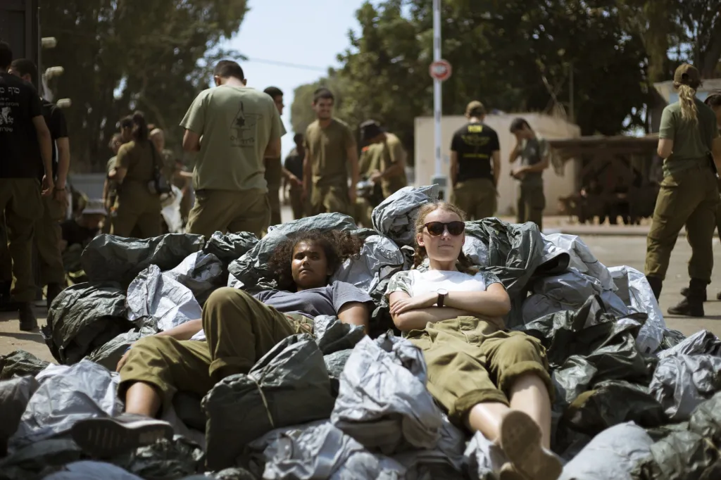 Fotografie z výstavy „Only the Wind Whispering“ české fotografky Wlasty Laury představují dobrovolnický program Izraelských obranných sil Sar-El