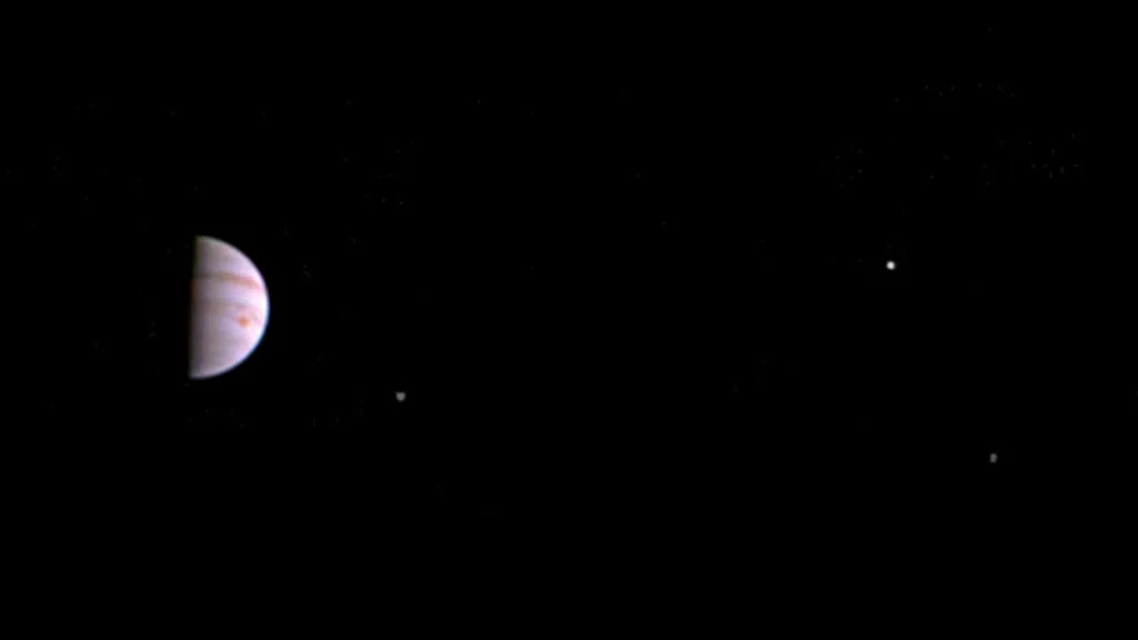 Snímek Jupitera a jeho tří měsíců