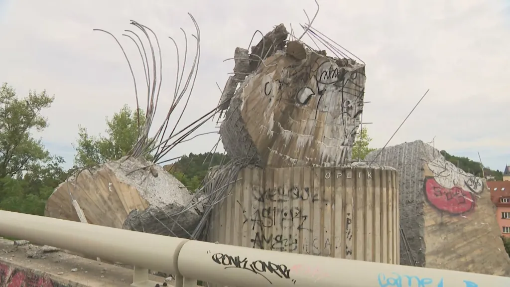 Zničená plastika Rovnováha u Barrandovského mostu