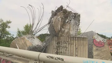 Studio ČT24: Zřítila se plastika u Barrandova mostu